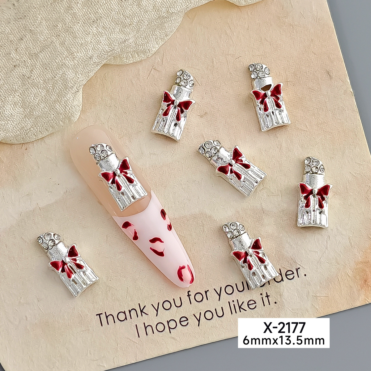 Joyas de uñas lápiz labial grande aleación de labios rojos uñas maquillaje decoración de goteo de aceite al por mayor Navidad material de uñas corte