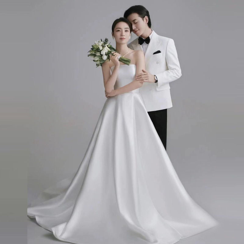 Korean wedding photography 2024 new bridal simple elegant tube top outdoor yarn satin welcome dress light wedding dress
