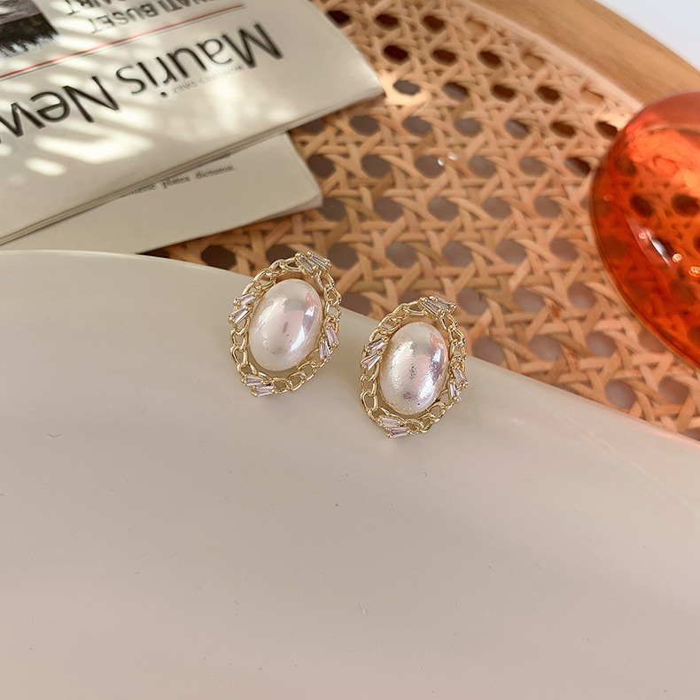 Vintage Oval Pearl Stud Earrings Wholesale Nihaojewelry display picture 3