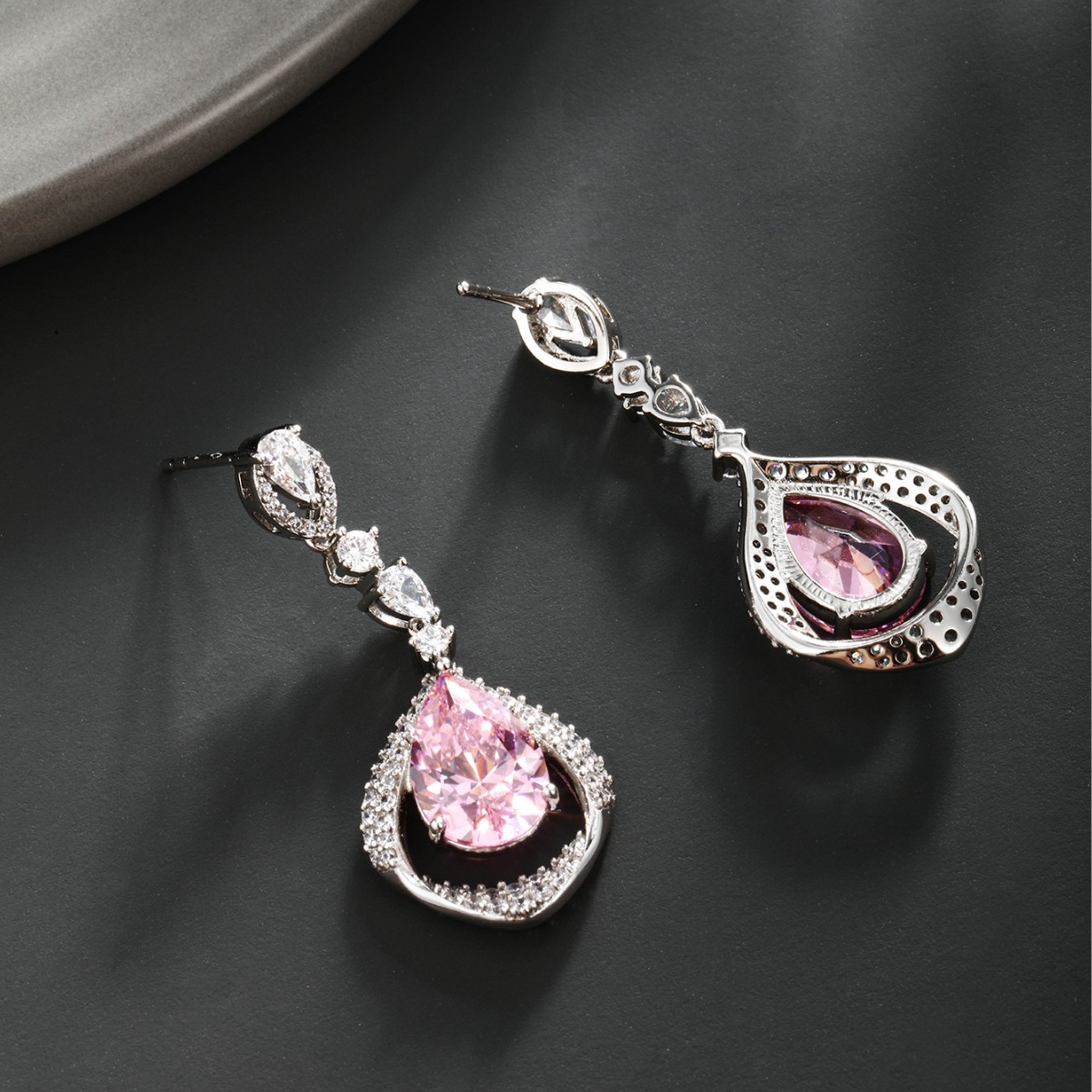 Xuping Caibao series nuevos pendientes de piedras preciosas artificiales rosas gotas de agua en forma de pera temperamento elegante Pendientes de alta gama mujeres