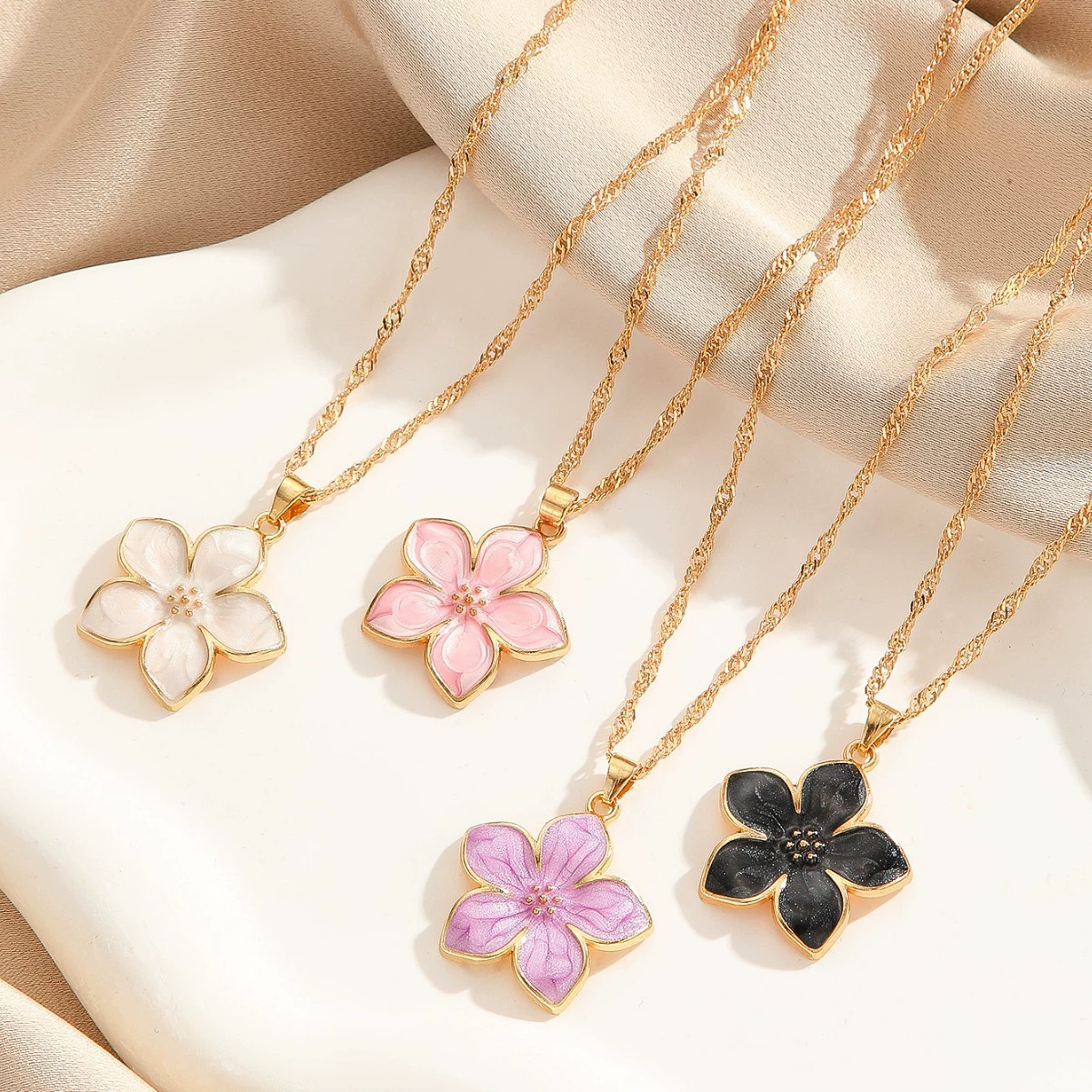 Новое японское и корейское ожерелье с подвеской в ​​виде цветка клевера с пятью листьями для женщин, свежее универсальное изысканное новое подарочное ожерелье оптом