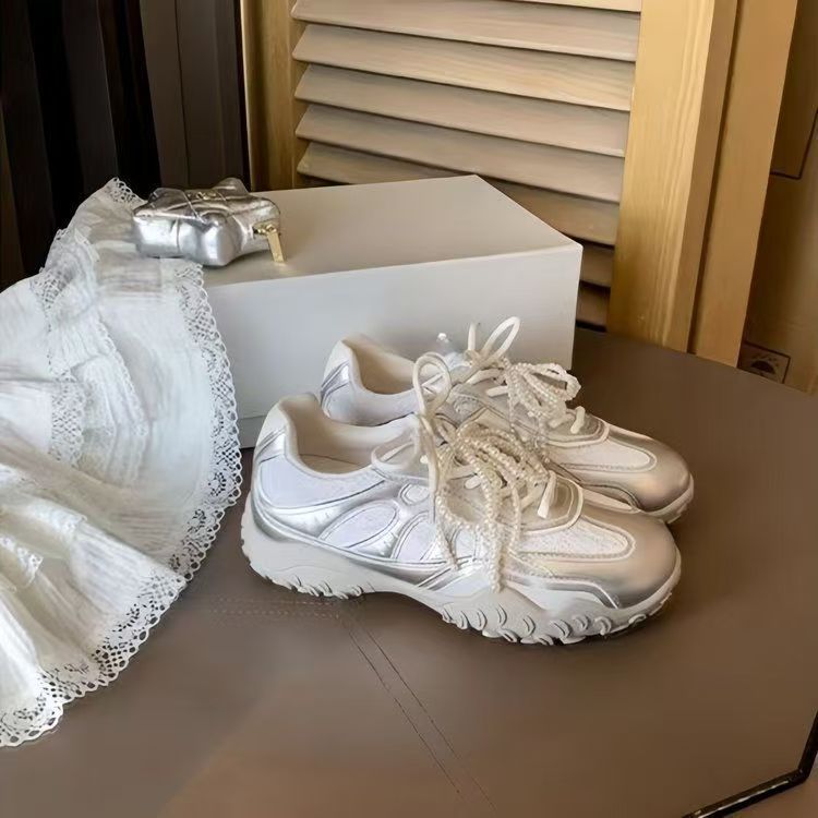 Aumente los zapatos de entrenamiento alemanes en 2025, zapatos Forrest Gump para mujer, deportes casuales, zapatos blancos, primavera y verano, nuevos zapatos plateados transpirables para correr
