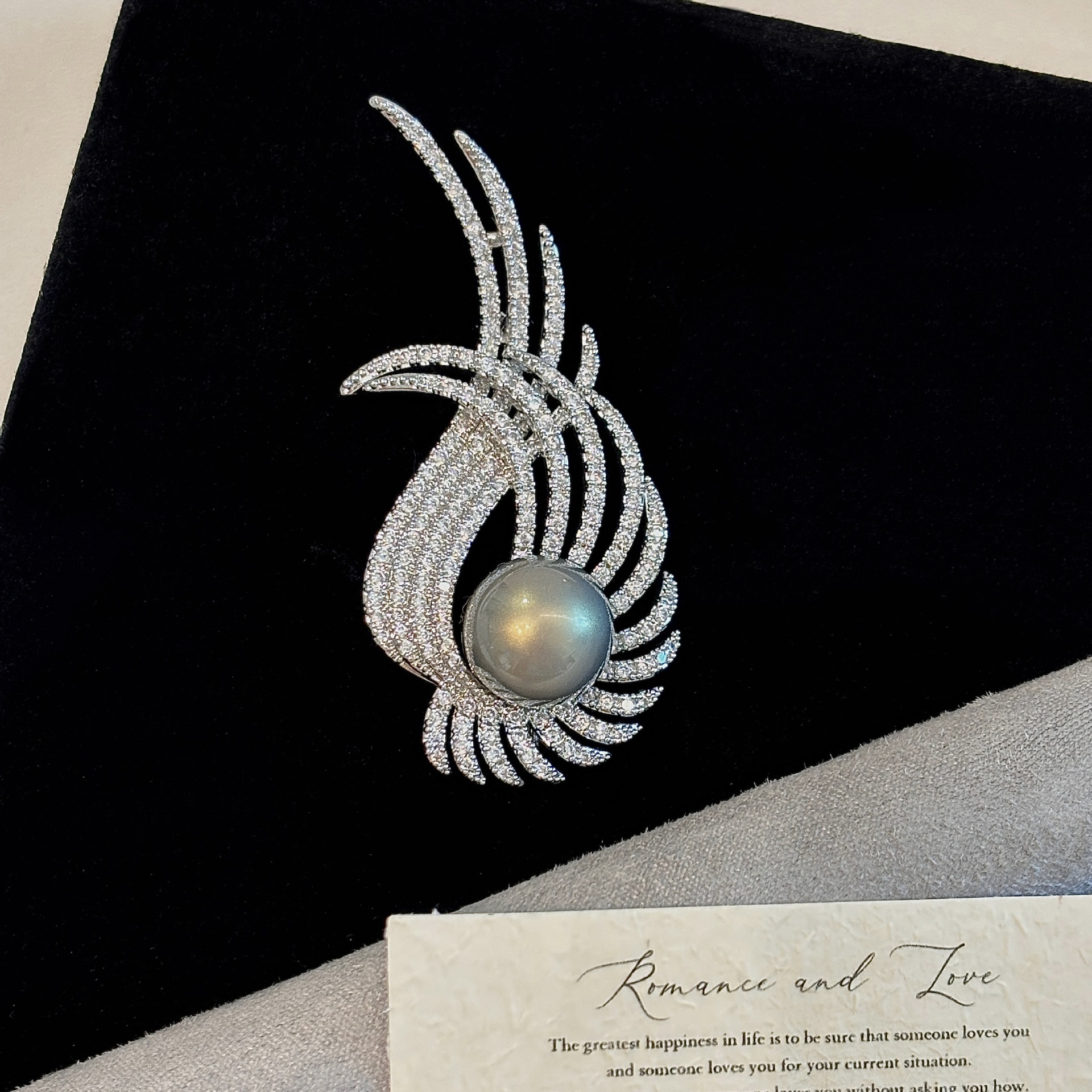 Angel Wings Feather Brooch, Elegant, Exquisite and Luxurious, High-End, Versatile, Niche Elegant, Suit Coat Pin