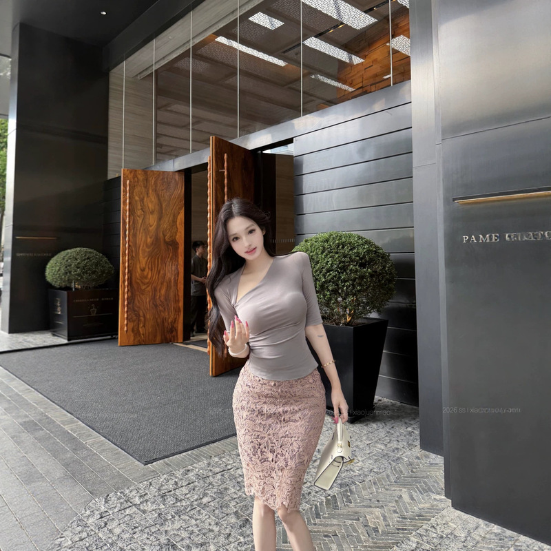 Hot Girl Style Outfit Set: Skirt for Women in a Mature Style, Perfect for Early Spring, Complete with a Two-Piece Set of Elegant Bodycon Midi Skirts Hot Girl Style Outfit Set: Skirt for Women in a Mature Style, Perfect for Early Spring, Complete with a Two-Piece Set of Elegant Bodycon Midi Skirts