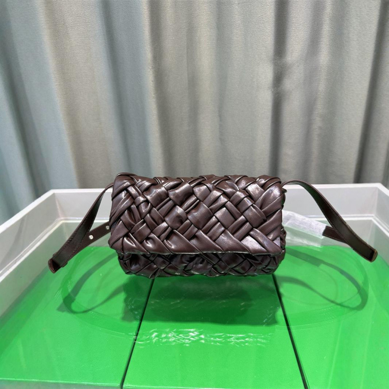 국경 2024 새로운 스몰 사이즈 MESSERMAN 가방 짠 속옷 가방 가죽 여성 가방 빛 럭셔리 유행 어깨 가방