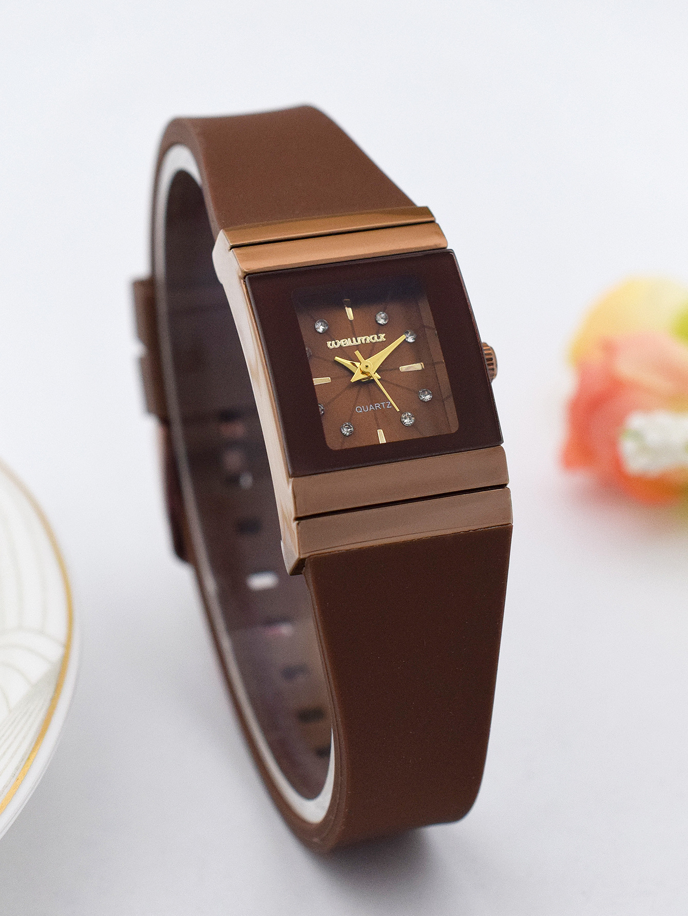 Heiße verkaufende neue kleine quadratische Damenuhr mit Silikonband, modische Damenuhr mit Diamanteinlage, trendige und personalisierte Quarzuhr_voghion.com