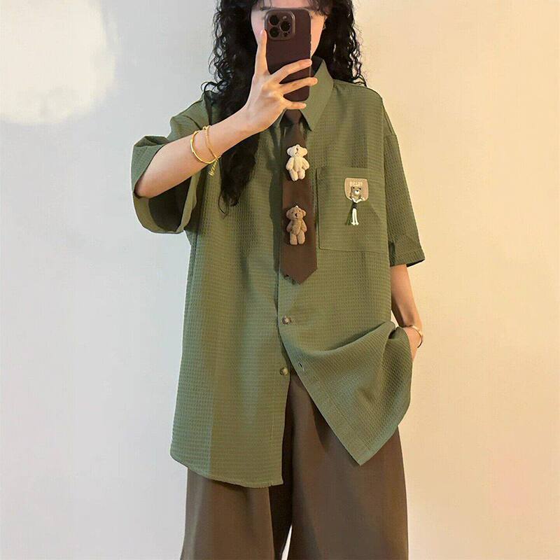 Retro College Style Cartoon Bear Tie Shirt for Men and Women, Summer No-Match Set, Textured Niche Trendy Shirt