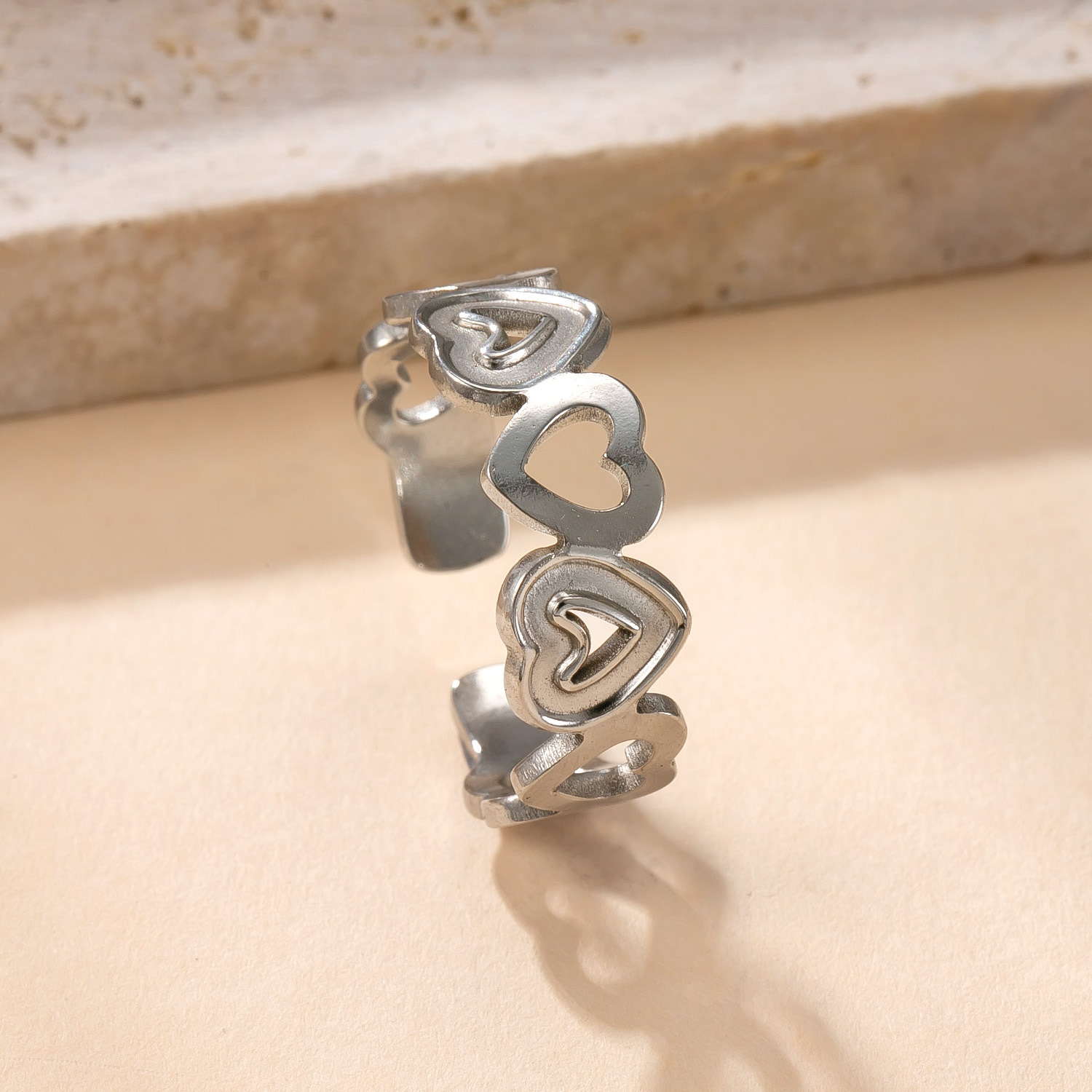 Venta caliente transfronteriza anillo abierto de acero inoxidable acero titanio no se desvanece joyería de mano simple presión de aceite hueco amor fábrica de anillos