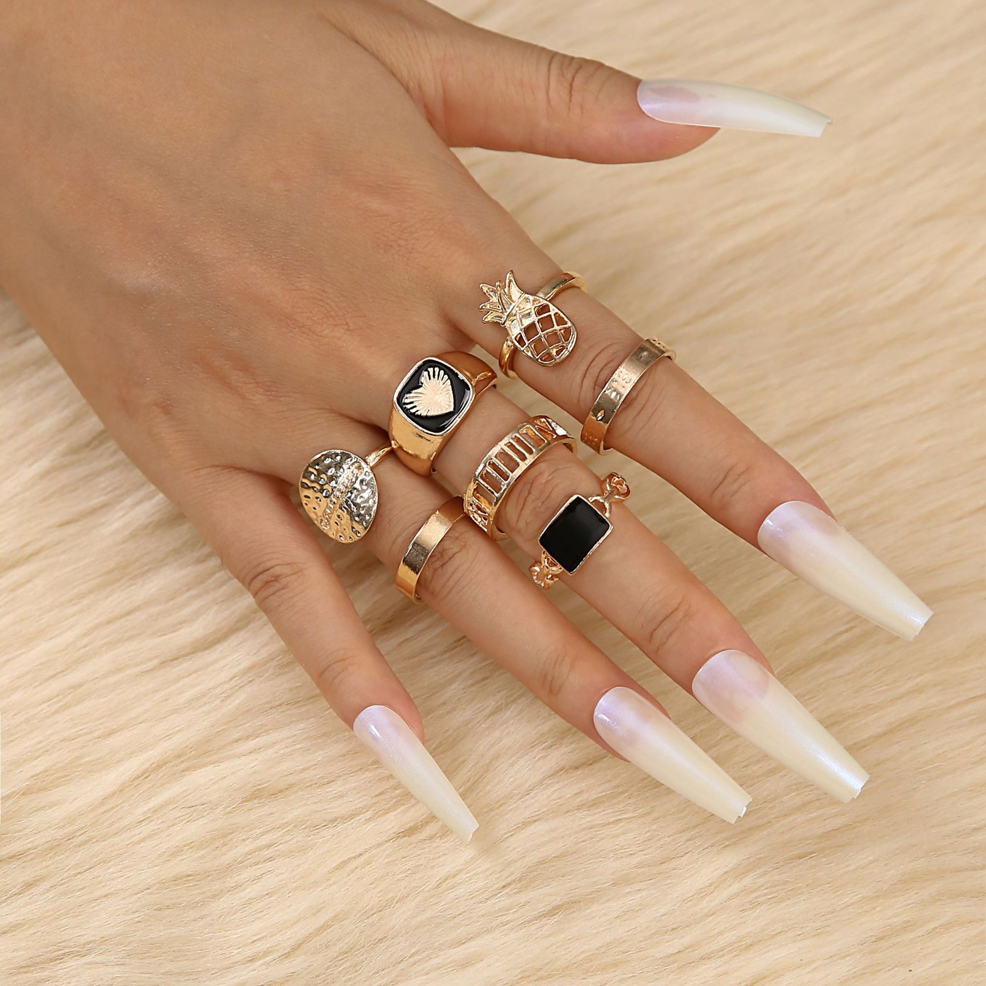 Cross-border New Ring Set Trend Love Dripping Oil Hollow Pineapple Ring 7-piece Combination Ring display picture 3