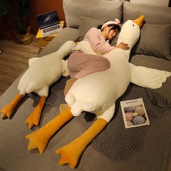 ネットの赤いガチョウの抱き枕のぬいぐるみの子供は足のぬいぐるみの大きいサイズを挟んで枕を抱いて伏せます。