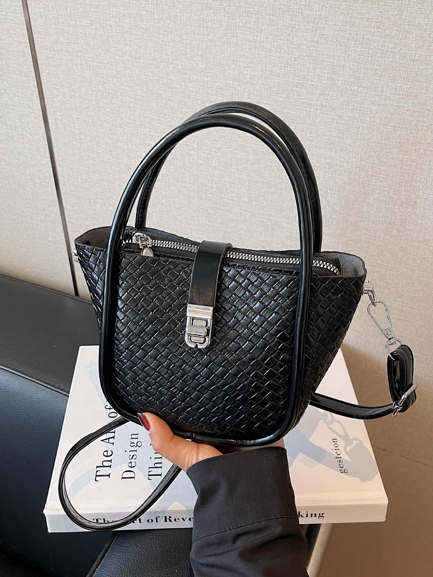 Tejiendo una tendencia de nicho, bolsa de canasta de verduras, mujer 2025, nuevo estilo de comercio exterior, bolso de mensajero de un solo hombro de alta gama de verano