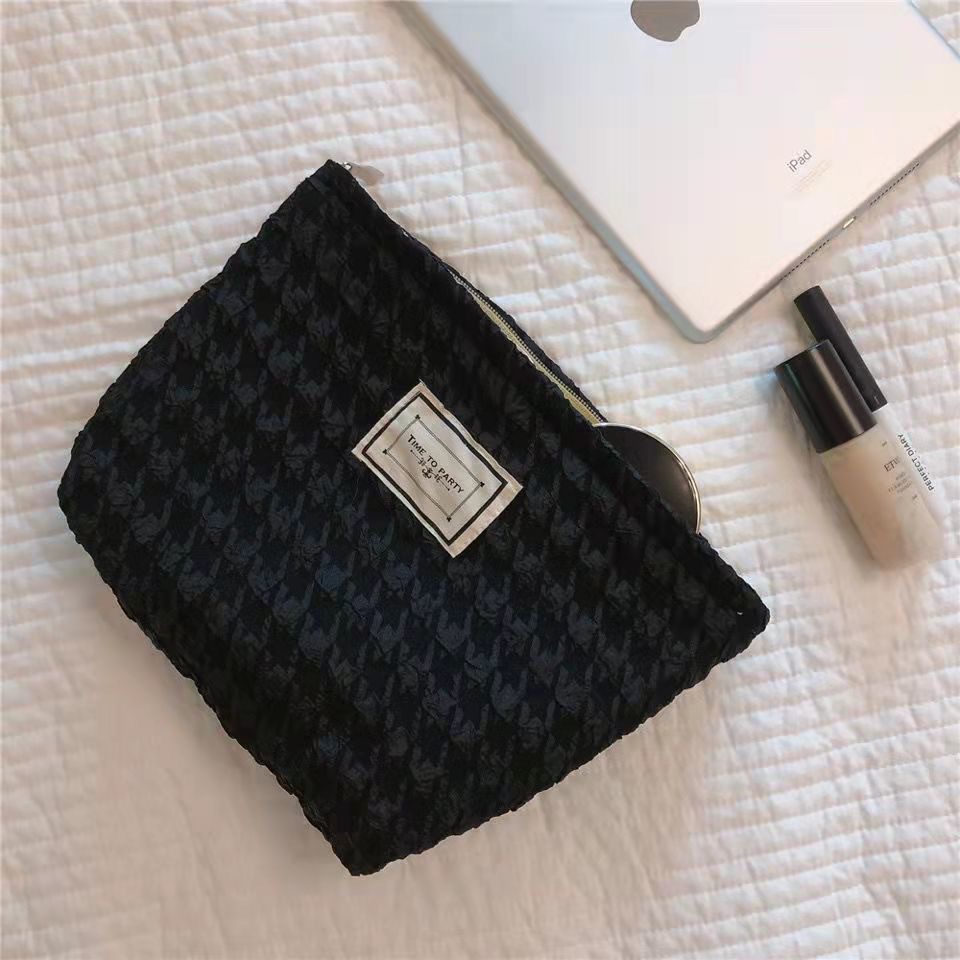 Bolsa de cosméticos original nicho diseño blanco y negro elegante a rayas retro artístico elegante portátil de mano bolsa de cosméticos al por mayor