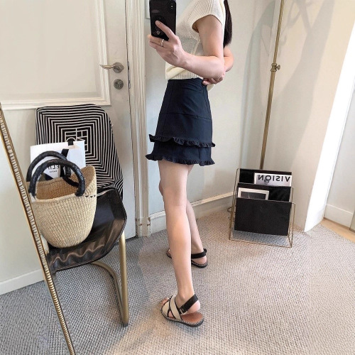 Retro black fungus edge short skirt for women, high-waisted splicing design, semi-slip A-line skirt with pleated lotus leaf edge, stylish casual attire.