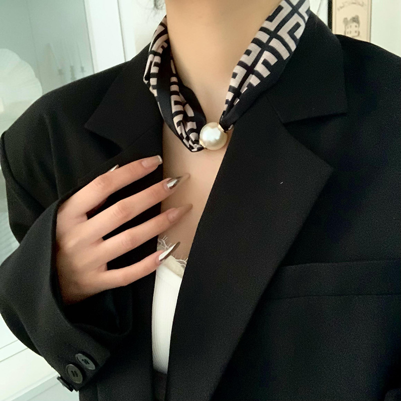 Bufanda de seda para mujer, sentido largo de alta calidad, primavera y verano, nueva versión coreana del collar de perlas de todo fósforo, bufanda de seda con hebilla magnética al por mayor