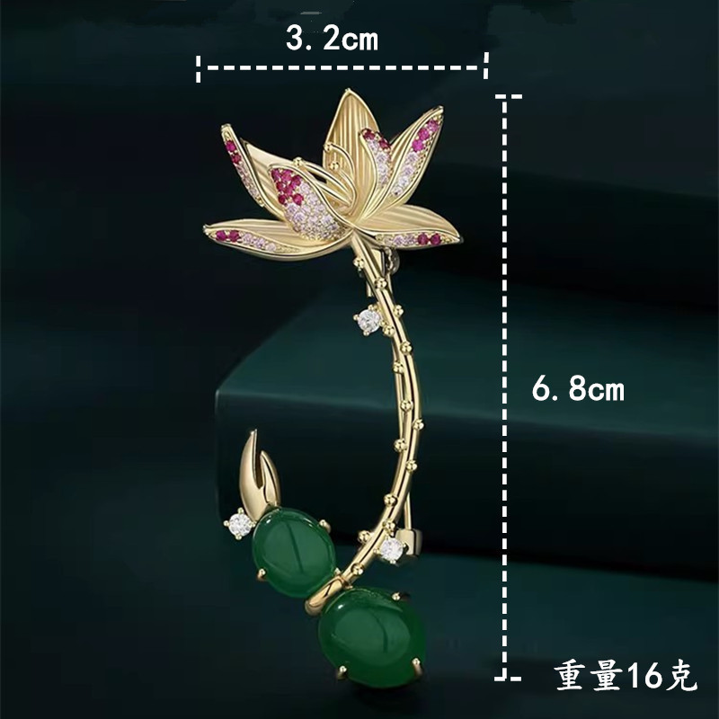 Elegante spilla a forma di ninfea con smeraldo gioiello donna_voghion.com