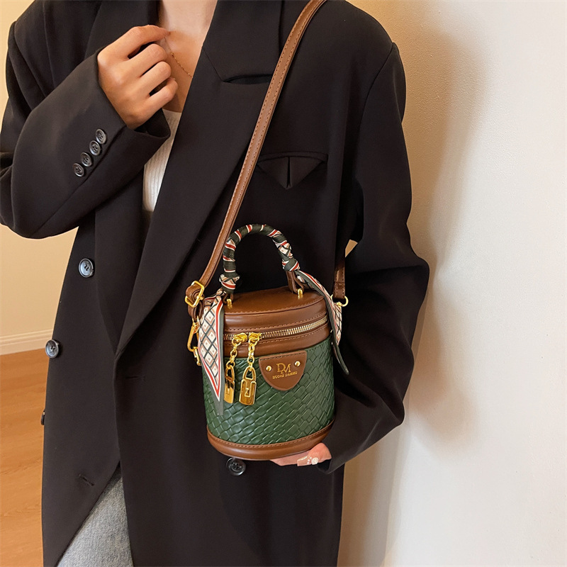 Bolso pequeño tejido de alta calidad para mujeres 2023 nuevo popular bolso de mensajero popular estilo occidental bolso de cubo del todo-fósforo