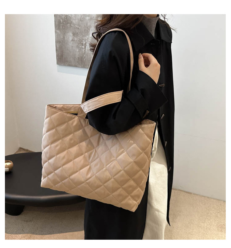 A new large-capacity diamond-shaped commuter handbag and fashionable single-shoulder tote bag for women in the niche cotton-padded jacket bag for autumn and winter 2024 undefined