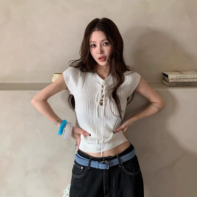 Korean-Style White Lace-Up Knitted Short-Sleeved T-Shirt for Women in Summer, Beautiful Design, Slim Fit, Short Top for Petite Women