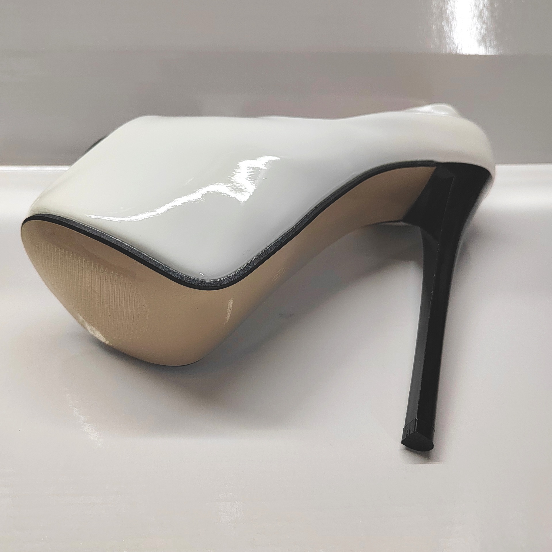 Giày sandal cao gót nữ hở mũi da sáng chế phối màu đen trắng gót siêu nhỏ 19 cm — Màu trắng