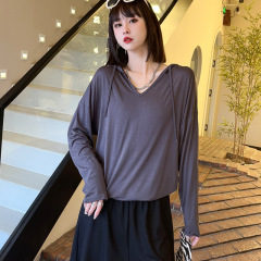 パーカーのtシャツの女性の春の雰囲気がゆったりしていて、痩せています。
