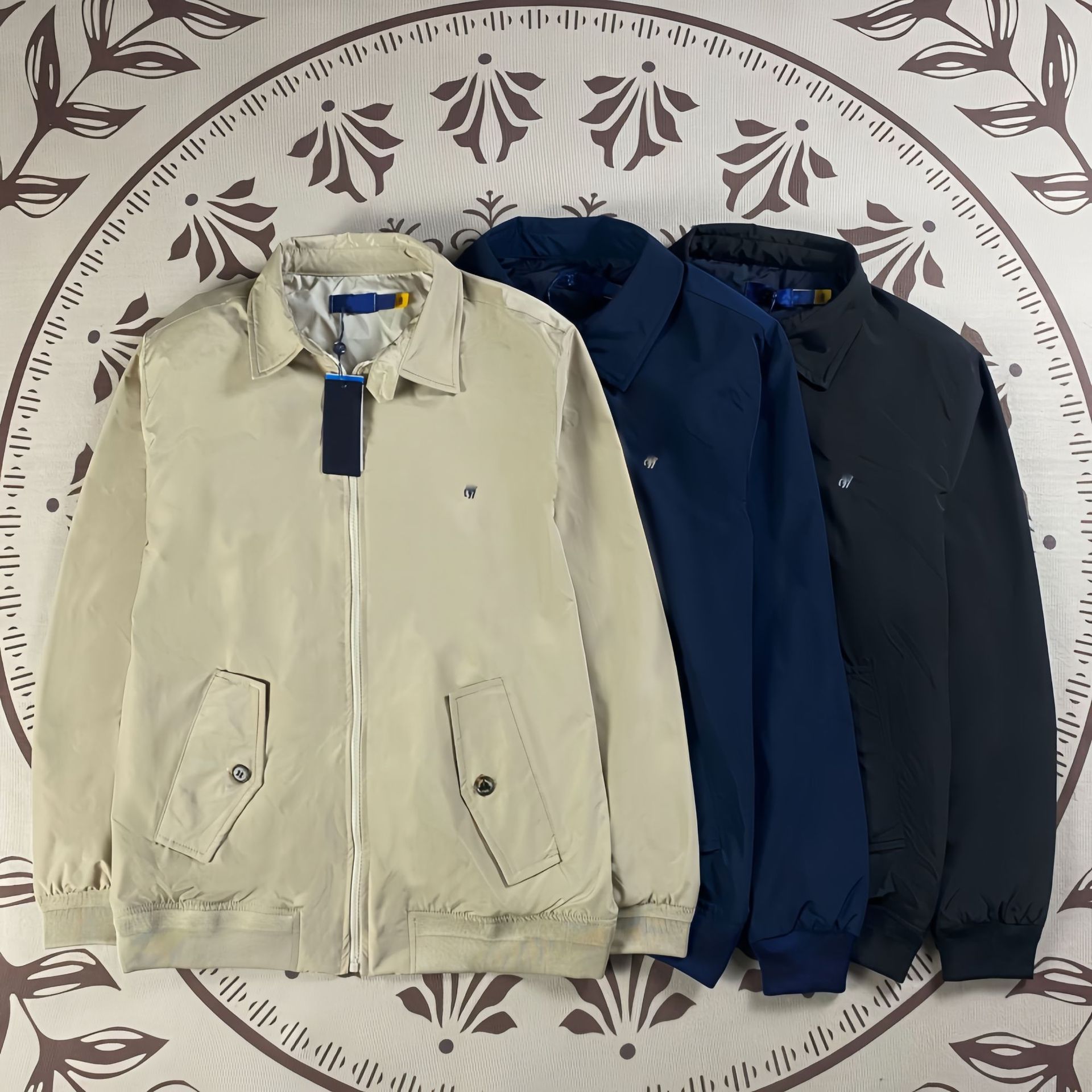 Qadın üçün plus ölçülü su keçirməyən jaket, tikmə detallı