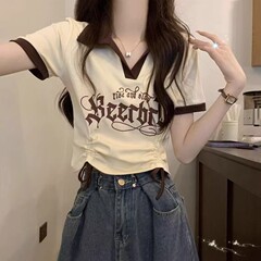 Polo襟tシャツ女性のショートサイズのゆったりとした小さい上着のデザイン感があります。
