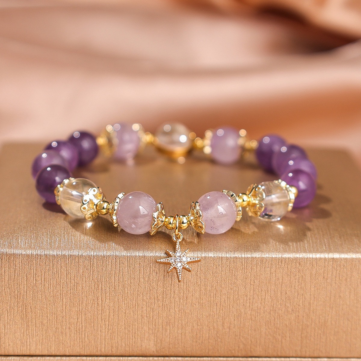 [Amista natural] pulsera de cuentas de alta calidad de lujo ligero para mujeres colgante de tetrahedra retro joyería de comercio electrónico