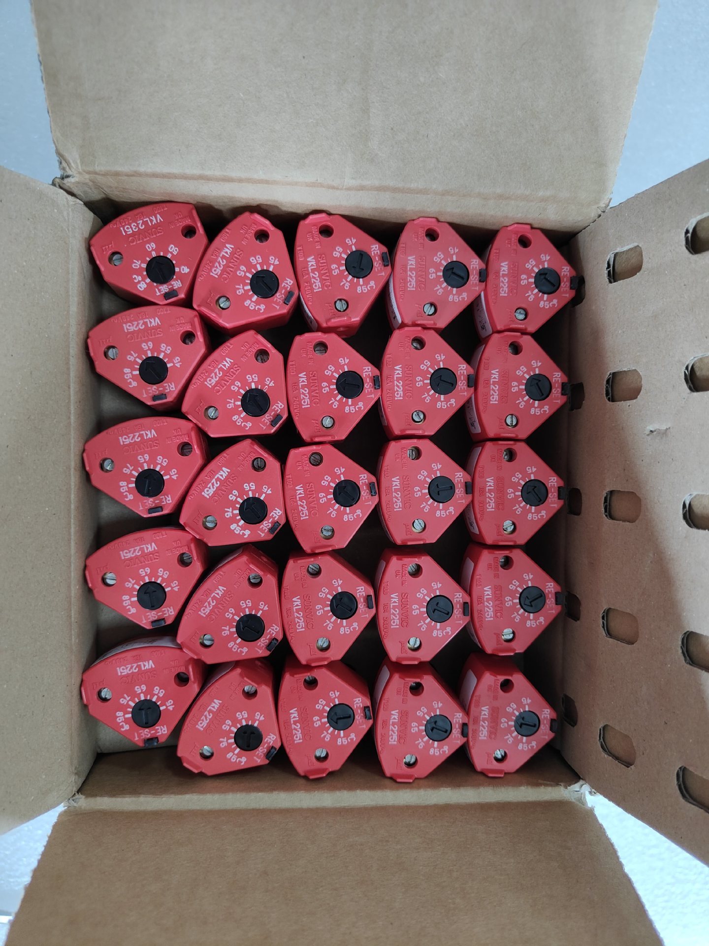 英国SUNVIC插入式温控器VKL2251带手动复位101-2251