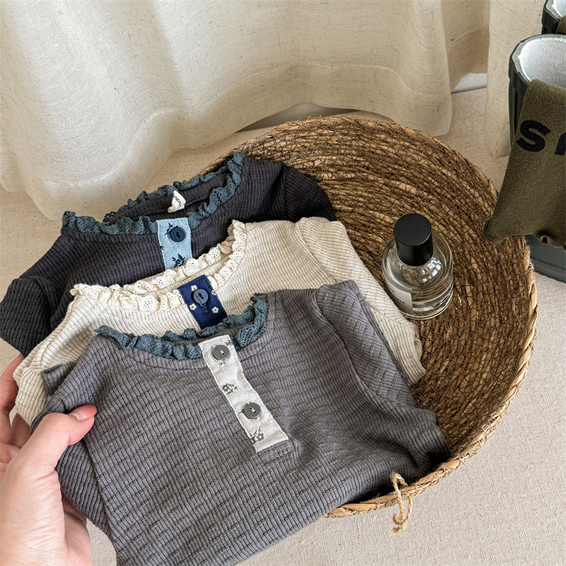 春と秋の女の子の子供服のtシャツの赤ちゃんの洋気の子供の個性の潮の韓国版の森系は色のレースの襟ネットの赤い底のシャツをつづり合わせます。