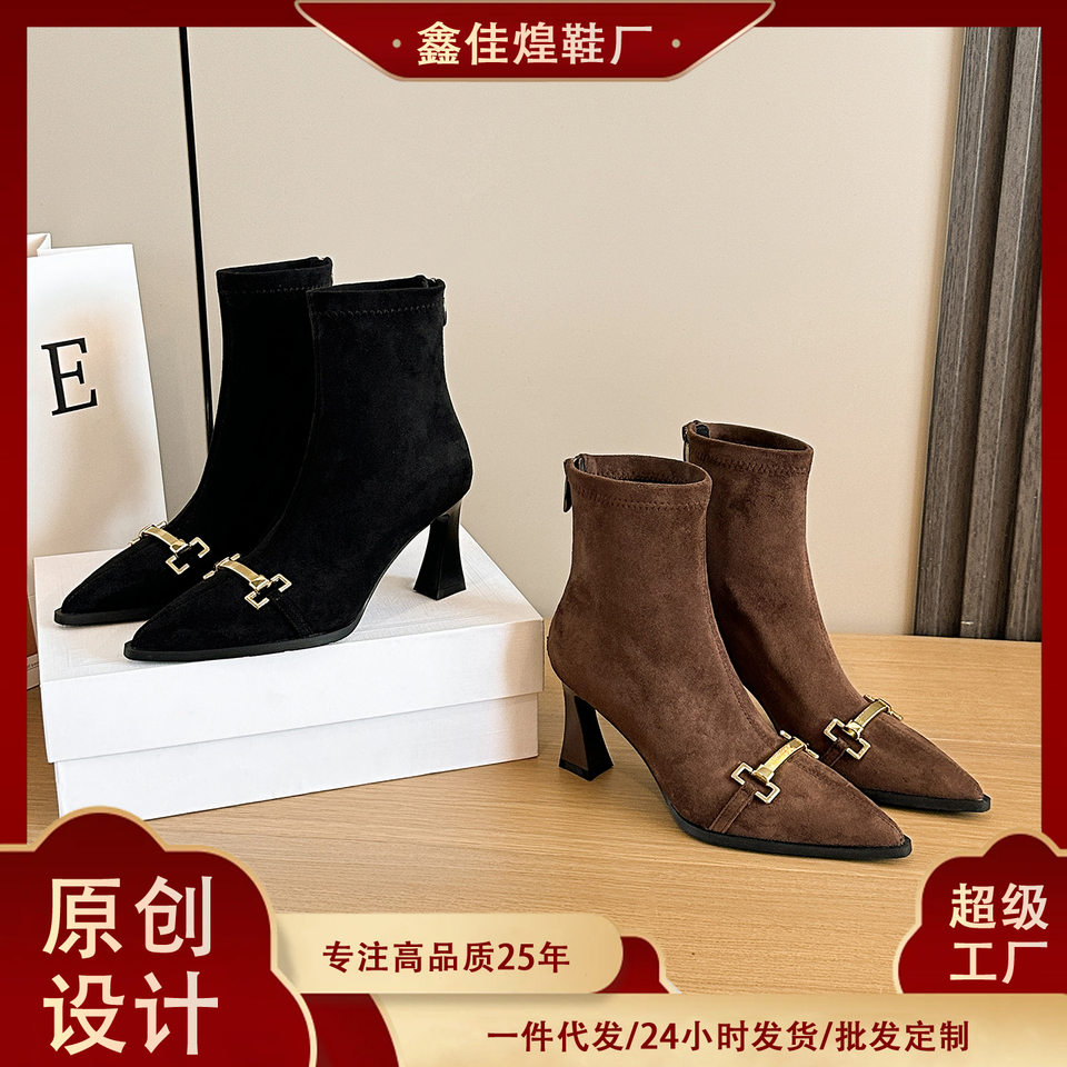 Bốt nữ cổ ngắn mũi nhọn chất liệu da lộn, khóa kim loại cổ điển, gót cao 6–8 cm, khóa kéo sau — màu nâu, đen