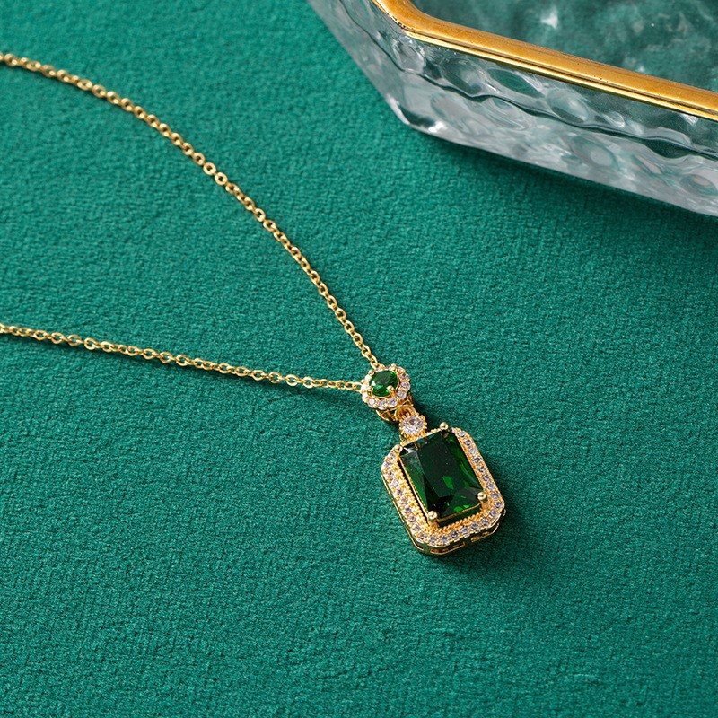 Grüne Anhänger Halskette Weibliche Sommer Nische Erweiterte Design Sinn Schlüsselbein Kette Licht Luxus Vielseitig Choker Ohrringe Set_voghion.com