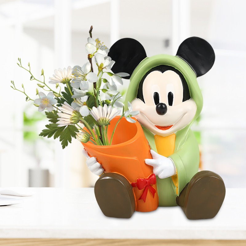 ミッキーオフィスのデスクトップの緑の植物は、クリスマスの松の木を置き、怠け者でも育てやすい鉢植えの植物で、気分を安定させます。|undefined
