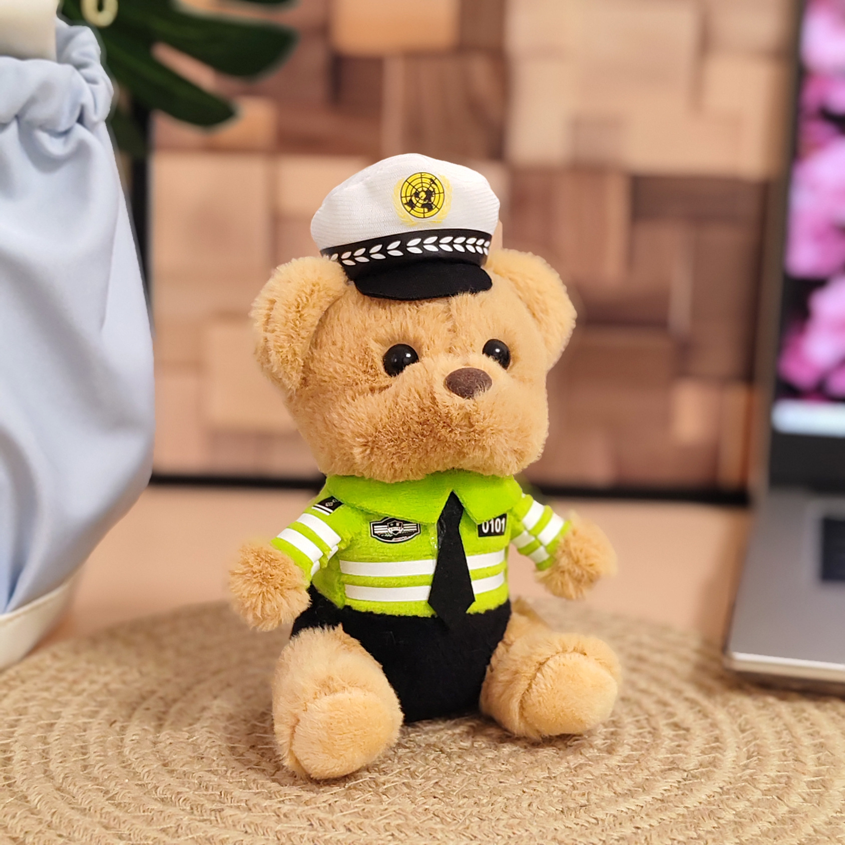 Colgante de felpa de color claro Policía de tráfico Oso