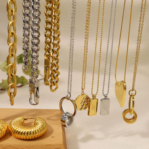 Experience the vacuum electroplating of European and American titanium steel jewelry, which does not fade or cause allergies. Wholesale from manufacturers of hand ornaments, earrings and necklaces 