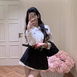 正确字母MU家翻领白色衬衫+深灰色短裙配腰带套装百搭显瘦设计感