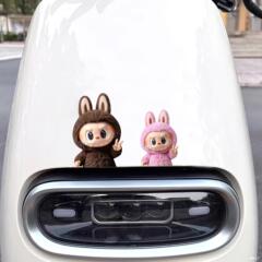 ラブブ車のステッカー labubu 人形車のステッカー電気自動車の装飾 2025 新しいボディスクラッチブロックステッカー