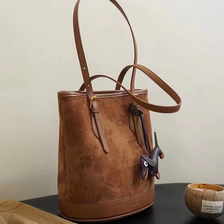 Capacious shoulder bag