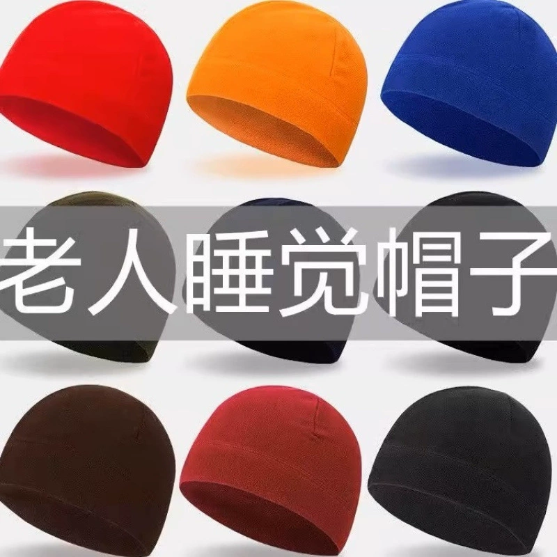 Осенью и зимой пожилые люди спят теплые шляпы