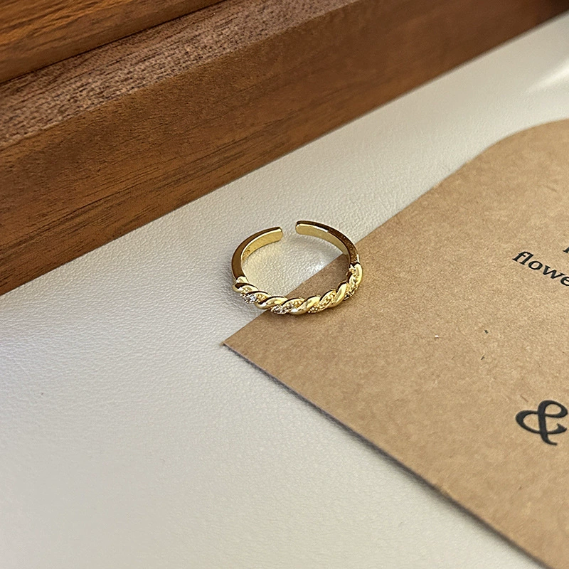 Ring Universal zirconium, diamond-encrusted, light-luxury style