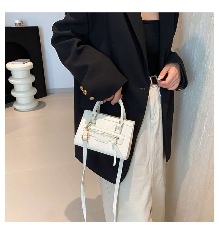 A retro, individualistic, casual single-shoulder crossbody bag for the autumn of 2024, featuring a fashionable, simple and elegant style, and a small square handbag for commuting undefined