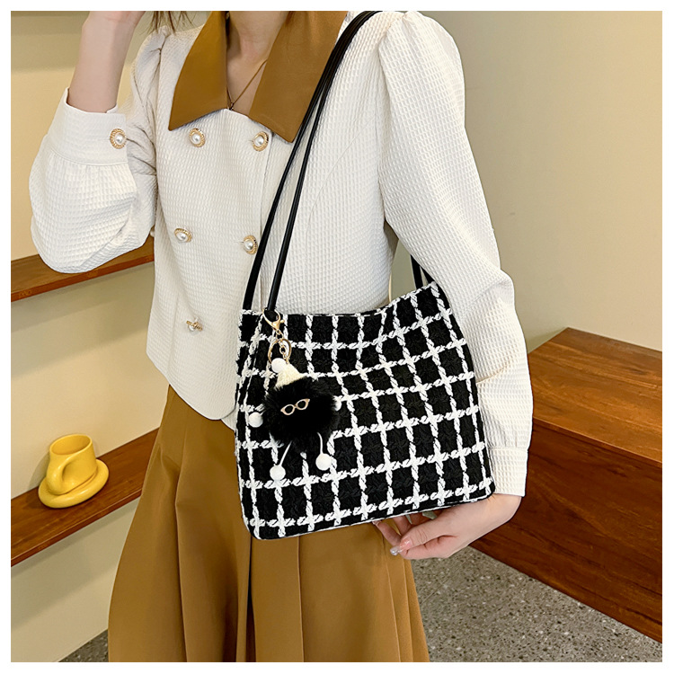 This year's popular bags are versatile for women. The 2023 new tweed bucket single-shoulder bag exudes a sense of sophistication and is a student commuting tote bag undefined