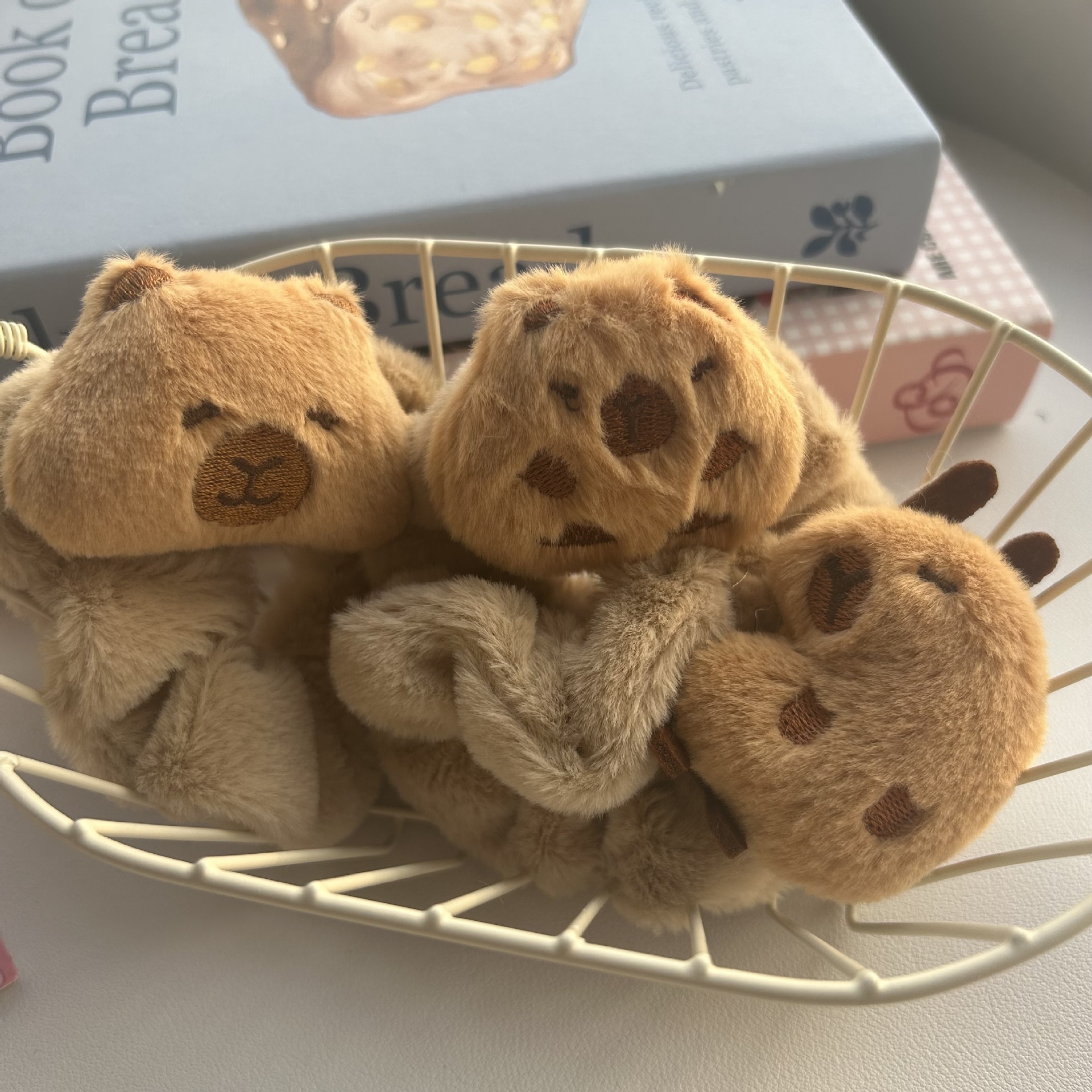 Otoño y invierno Capibara pelúcia anillo de cabello nuevo Dolphin encantador cuerdas de cabello suaves color curry anillo de intestino grande