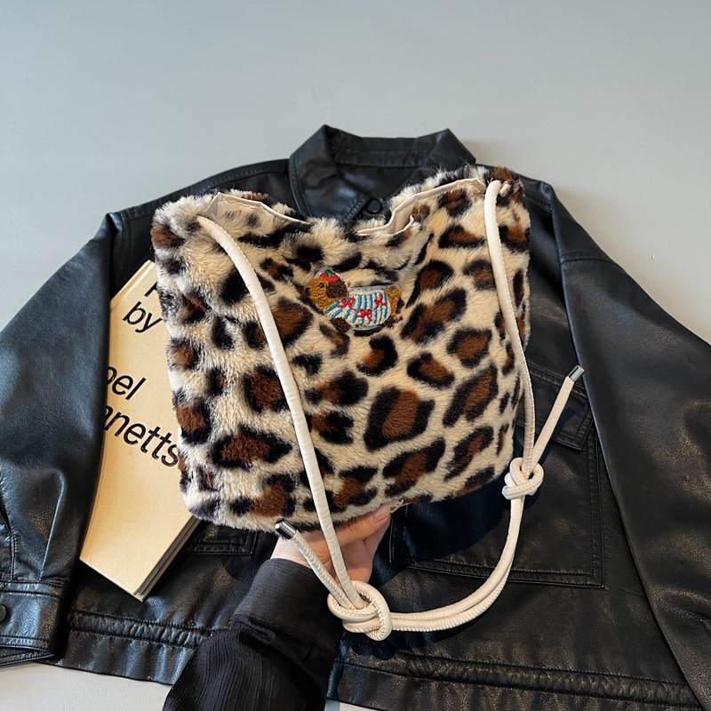 Otoño y invierno bolsas de gran capacidad para mujeres 2024 nuevo bolso de moda de peluche bolso de moda bolso de piel bolso de leopardo bolso de hombro de mujer