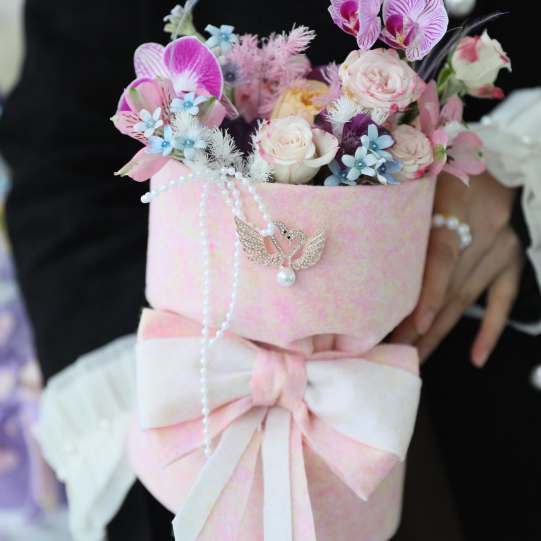 小香风天鹅太阳花轻奢优雅鲜花包装饰品高档简约新款节日鲜花饰品