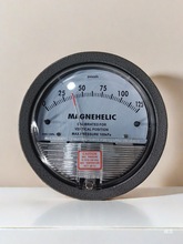 圆形微差压表负压表洁净室车间正负压风压表不锈钢安装盒微压表