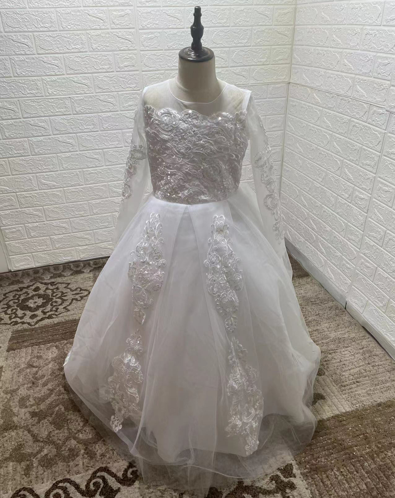Spetsig bröllopsklänning för flickor med fluffig tyllkjol för fest_voghion.com