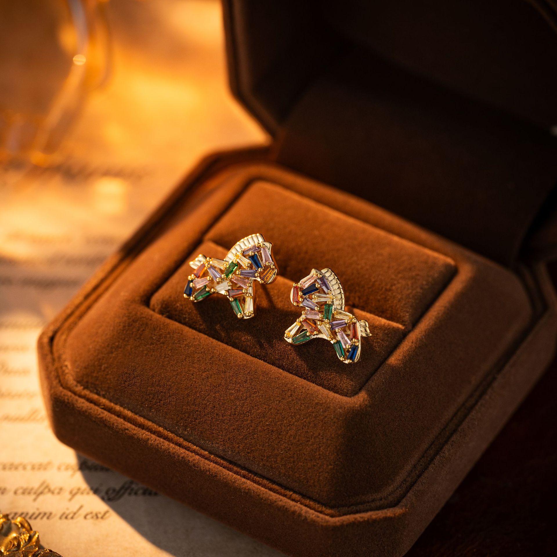 Elegantes pendientes de pony con circonitas y colgante de perla_voghion.com