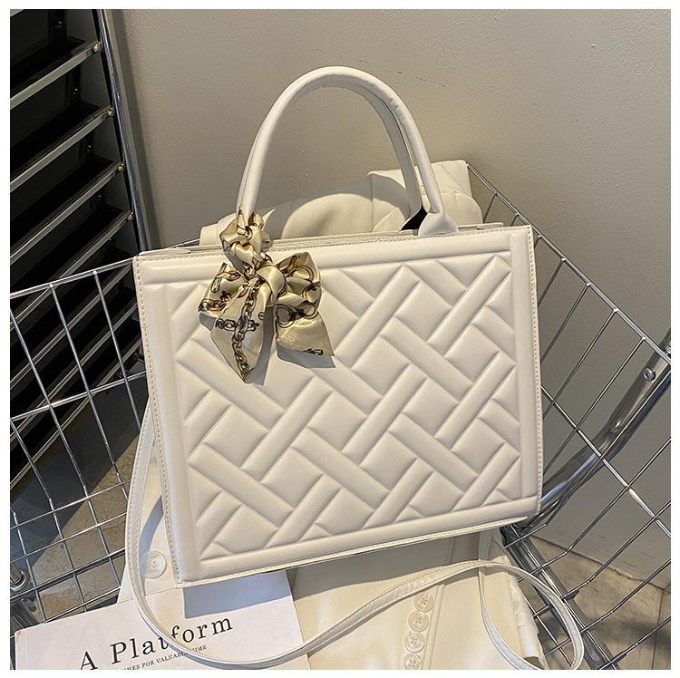 Fashionable and versatile women's bag 2023 summer new silk scarf handbag Bags feeling single shoulder diagonal armpit small square bag_voghion.com