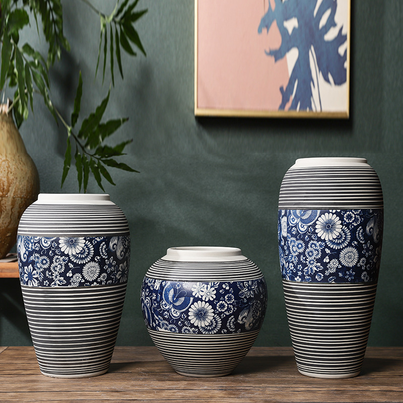 Home Decorations Jingdezhen Ceramic Flower Vase New Chinese Style Retro Blue and White Pottery Black Butterfly Love Flower Home Decorations Jingdezhen Ceramic Flower Vase New Chinese Style Retro Blue and White Pottery Black Butterfly Love Flower