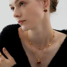 项链;耳环;耳钉